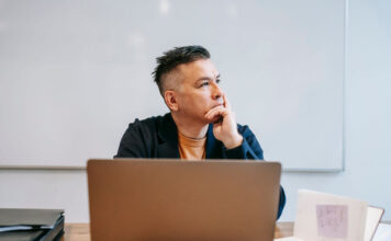 คุณไม่ได้หลอกใคร: เมื่อ Imposter Syndrome บงการความสำเร็จที่คุณปฏิเสธ คุณไม่ได้หลอกใคร: เมื่อ Imposter Syndrome บงการความสำเร็จที่คุณปฏิเสธ