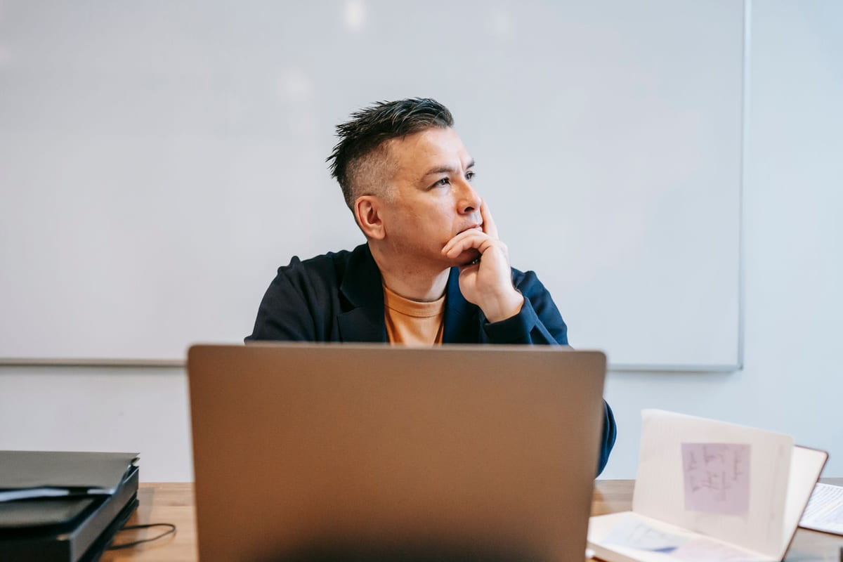 คุณไม่ได้หลอกใคร: เมื่อ Imposter Syndrome บงการความสำเร็จที่คุณปฏิเสธ